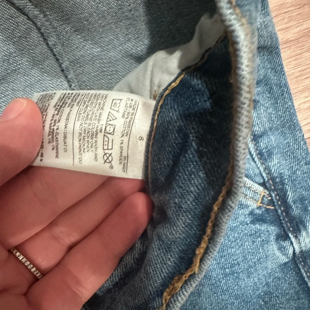 Old Navy Women's Denim Ankle Jeans - Picture 3 of 4